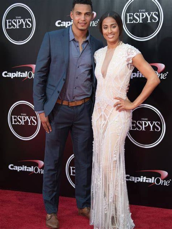45+ Skylar DigginsSmith Husband Pictures Sky Image
