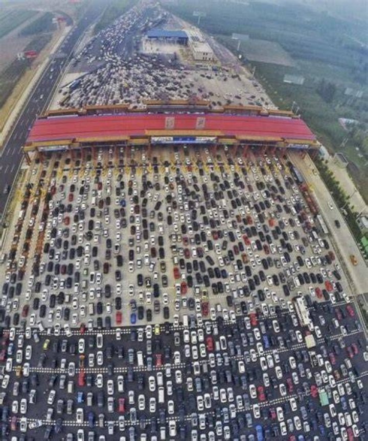 50 Lane Highway in China turns to Traffic Chaos! i