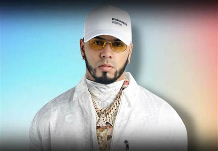 A Member of Anuel AA&rsquo;s Entourage Allegedly Attacked a Paparazzi