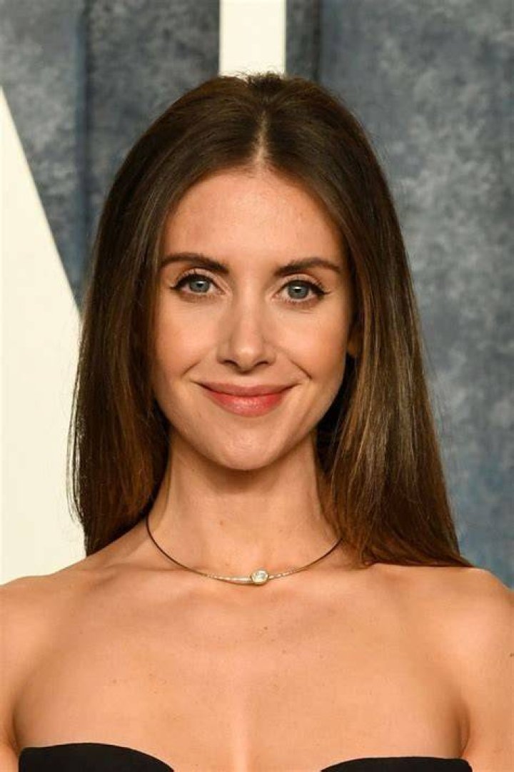 Alison Brie's Instagram, Twitter & Facebook on IDCrawl