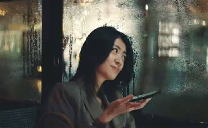 AmazonプライムのCMでバスの中から雨の街を見つめている帰宅途中の女性はだれ？ 湘南ひらつかITサポートセンター
