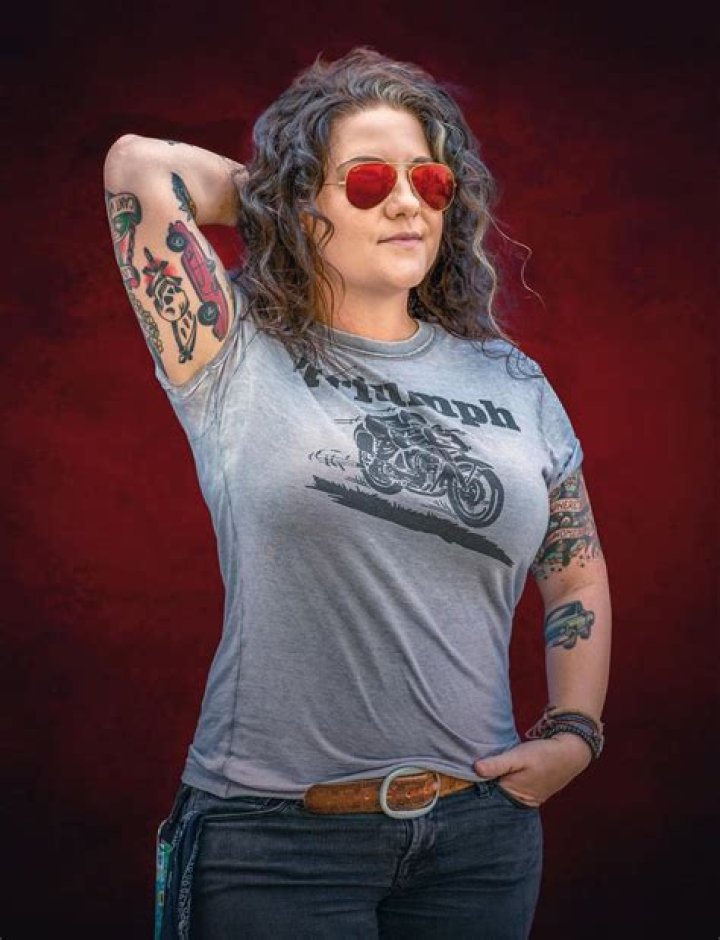 Ashley McBryde 🔥 Girl celebrities, Fine woman, Best friend poses