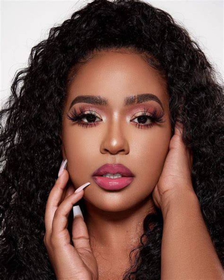 B. Simone Bio Wiki, Real name, first name, Age, Sister & Net Worth