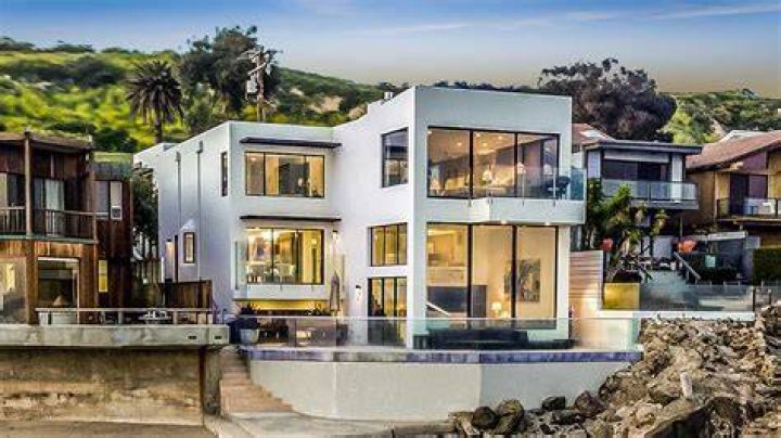 Barry Manilow&rsquo;s Beach Home Has Been Listed For Sale BioGamer Girl
