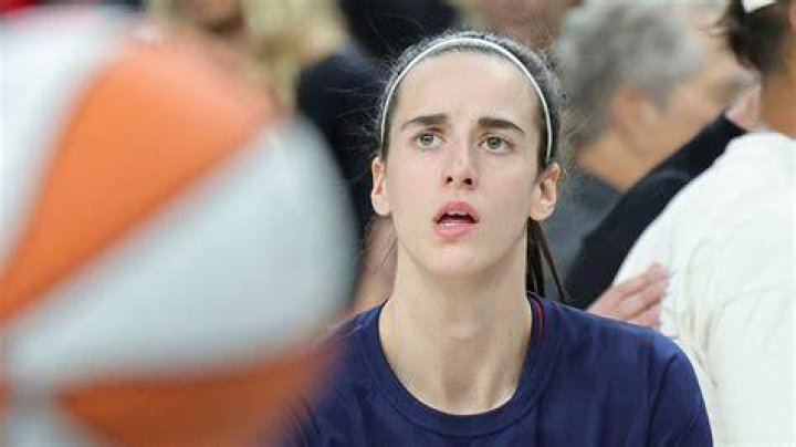 Caitlin Clark hace historia en el baloncesto universitario Video CNN