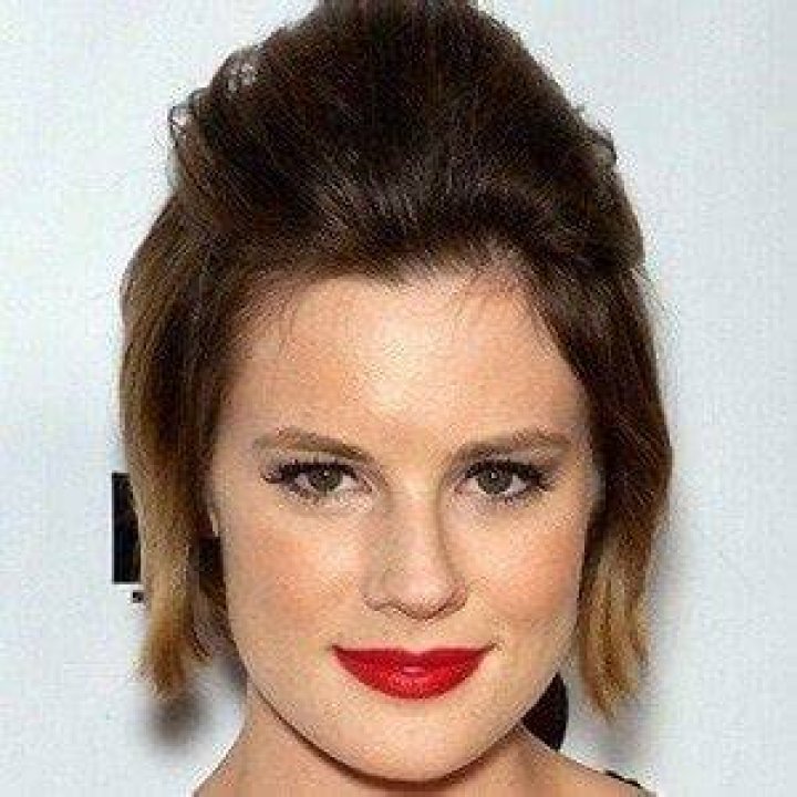 Chelsea Hobbs Bio, Wiki, Age, Height, Husband, Children, Actress
