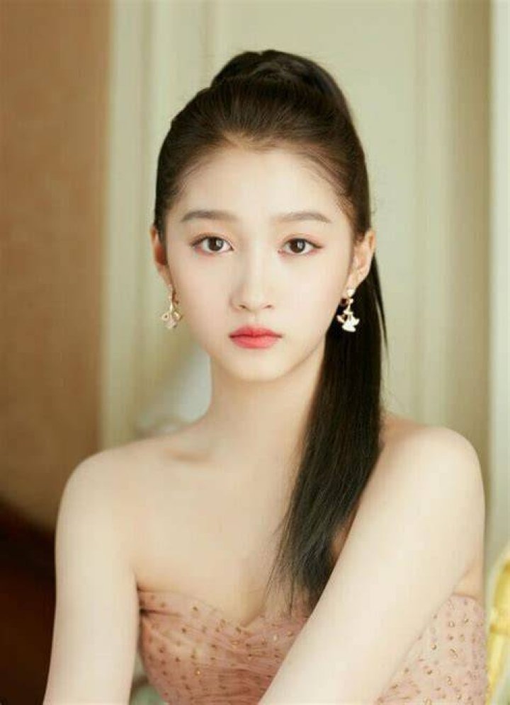 Chinese Actresses In Their 20s