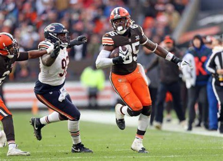 Cleveland Browns David Njoku makes UFC 262 cameo
