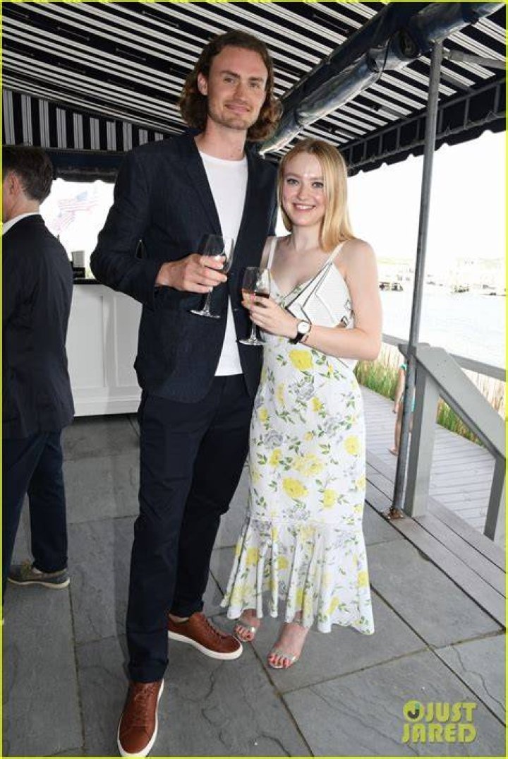 Dakota Fanning & Boyfriend Henry Frye Hang with Her Family Photo