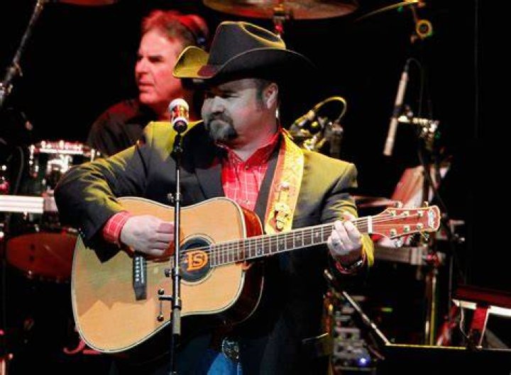 Daryle Singletary&rsquo;s Death Mourned by Brad Paisley, Jason Aldean & More