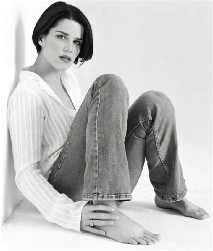 Discovering Neve Campbell's Height In Feet: An Insight Into The Star