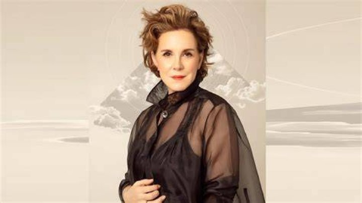 Elizabeth Perkins Biography, Age, Height, Husband, Net Worth, Family