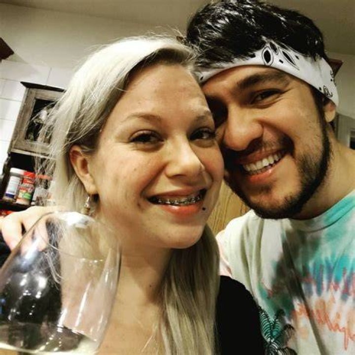 Facts on his Wife/Girlfriend, Height, Age and Weight