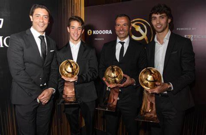 Fam&iacute;lia de Jo&atilde;o F&eacute;lix n&atilde;o faltou a momento especial Fotogalerias
