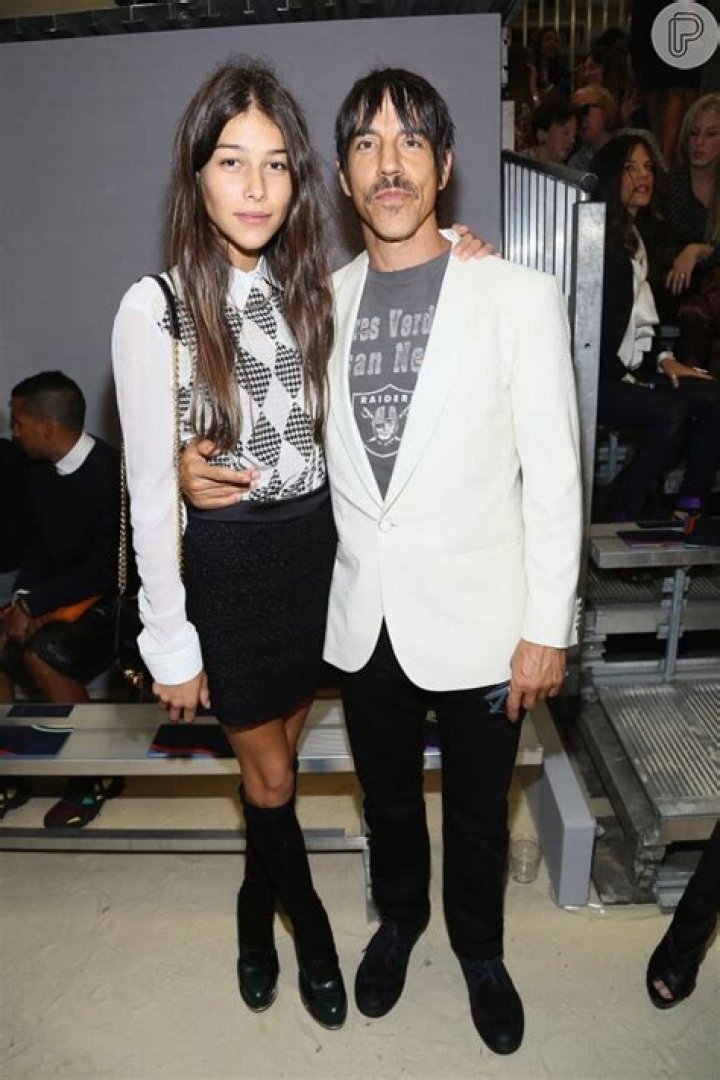 Foto Anthony Kiedis e Helena Vestergaard posam publicamente em eventos