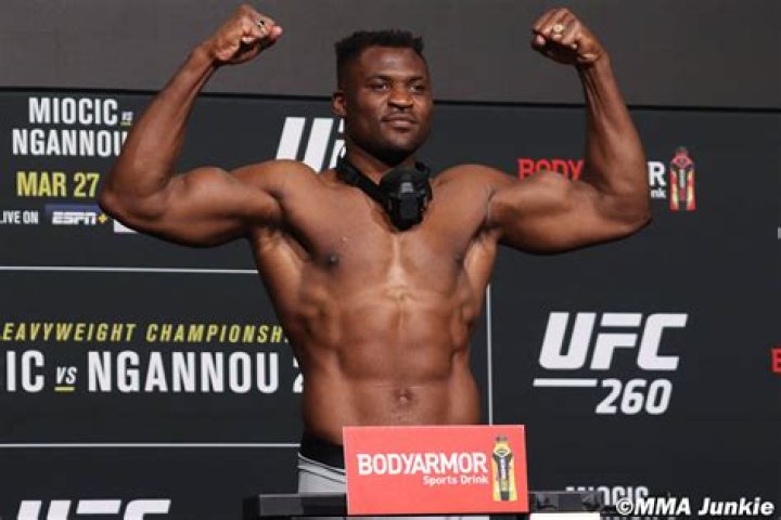 Francis Ngannou en r&eacute;action aux 20 millions per&ccedil;us par Logan Paul