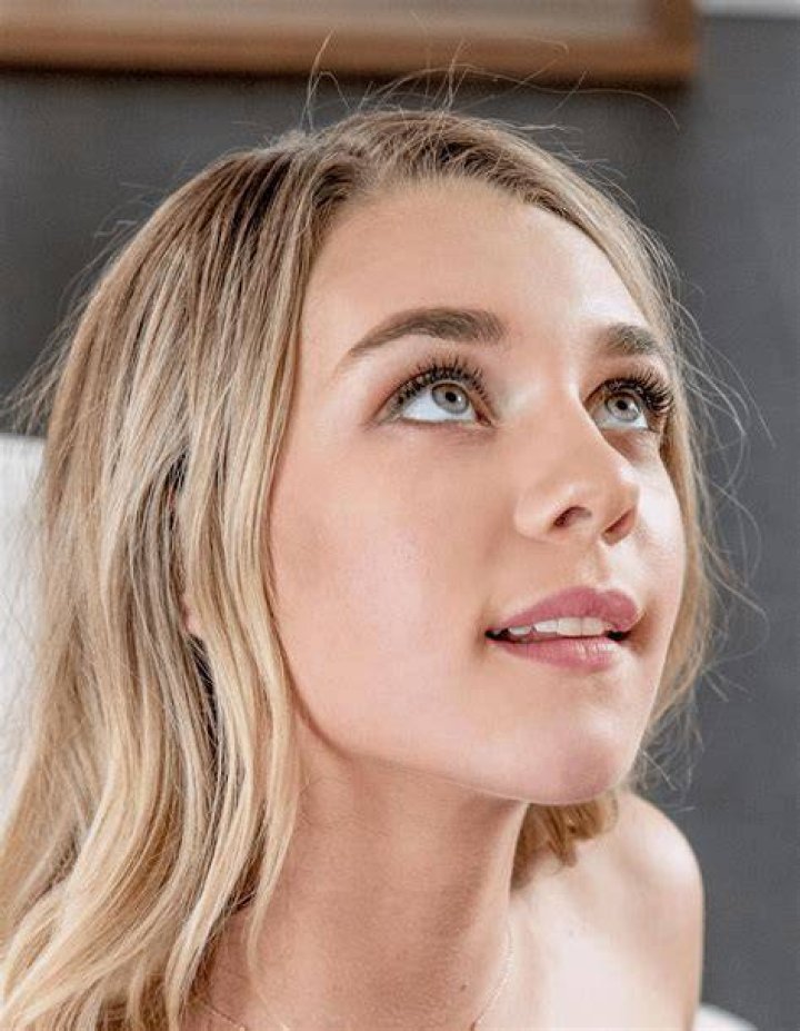 Gabbie Carter Pictures (160 Images)