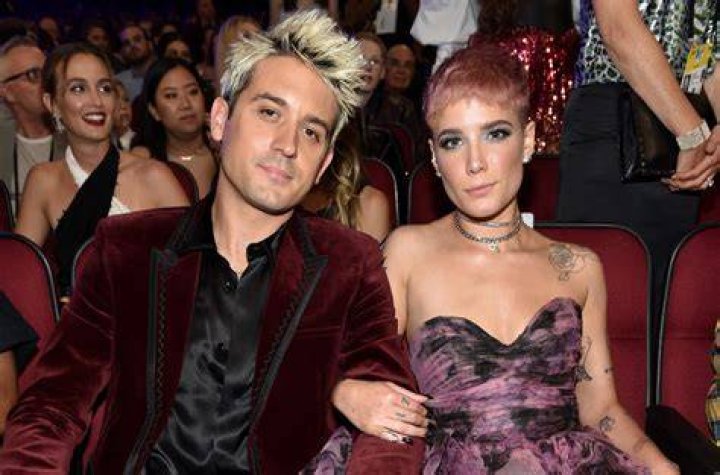 Halsey And GEazy Rang In The New Year With An Epic Smooch Onstage