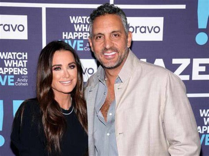 Here&rsquo;s How Mauricio Umansky Really Feels About Kyle Richards&rsquo; Fringe