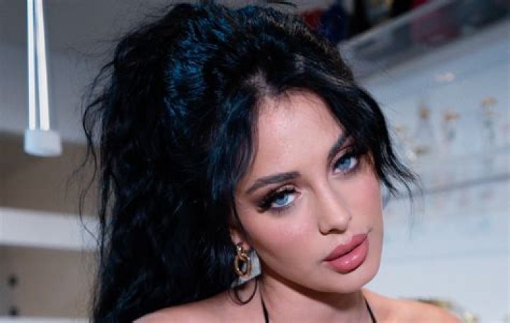 How Old Is The Brazilian Model Camilla Araujo?