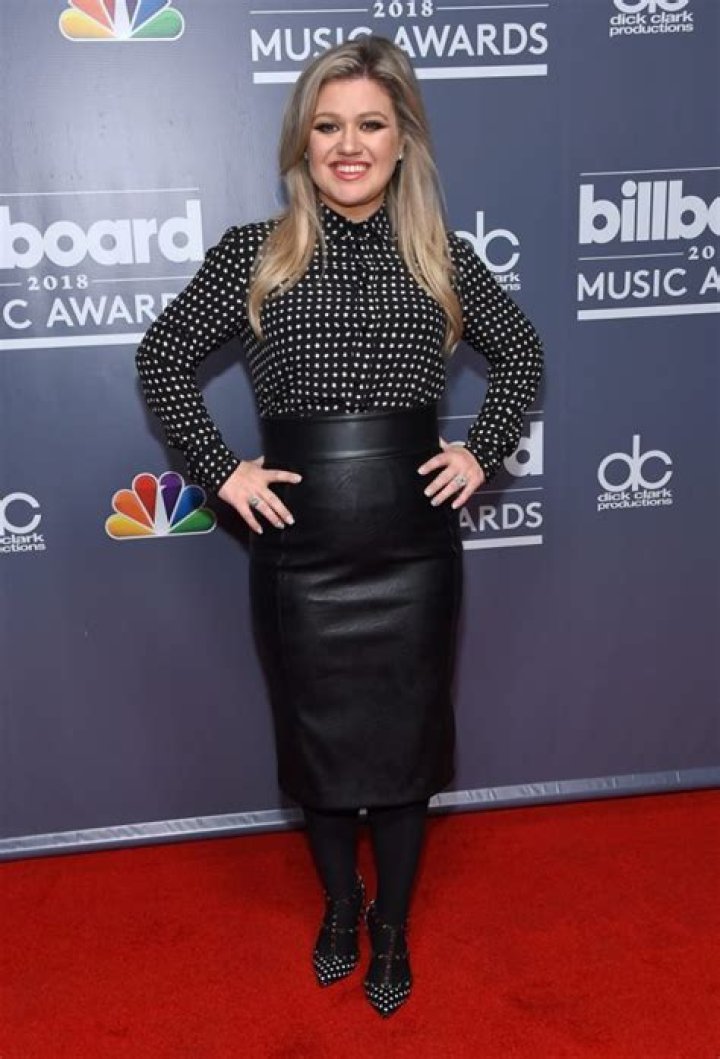 How Tall Is Kelly Clarkson?