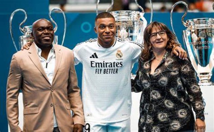 Ibrahimovic &lsquo;Bố mẹ Mbappe n&ecirc;n im miệng, đừng l&agrave;m hư thằng b&eacute; nữa