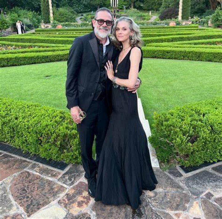 Jeffrey Dean Morgan's Spouse: A Look At His Married Life