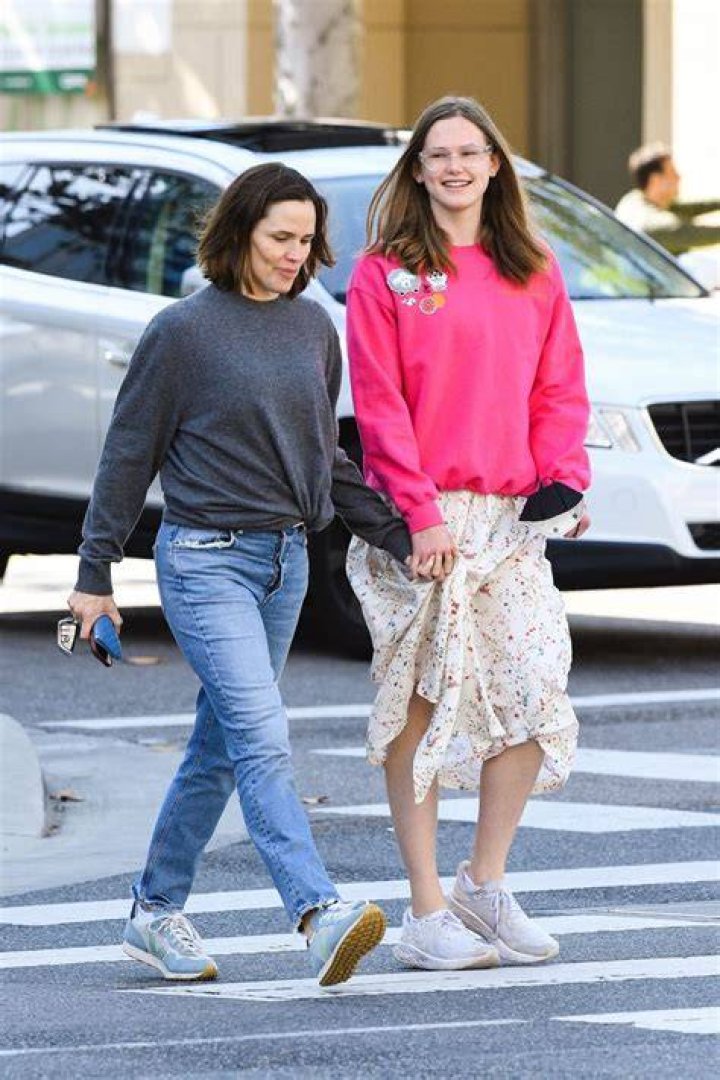 Jennifer Garner & Daughter Violet Hold Hands In LA Sweet Pic