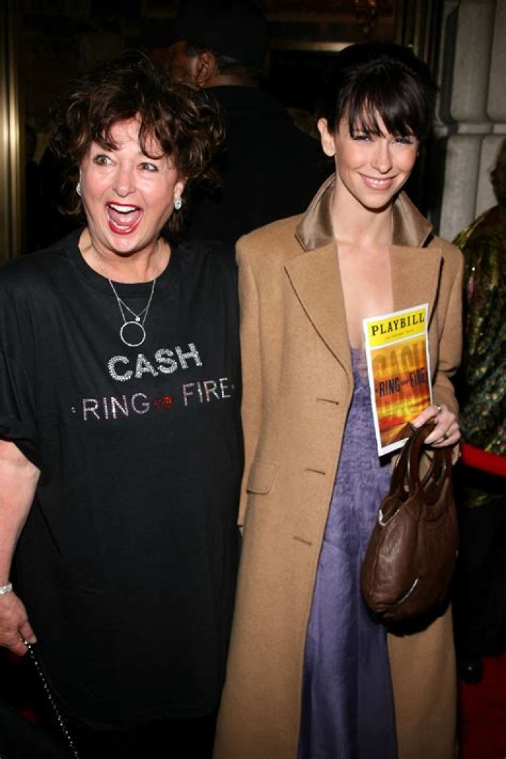 Jennifer Love Hewitt remembers mom with sweet tribute 'I see you in my