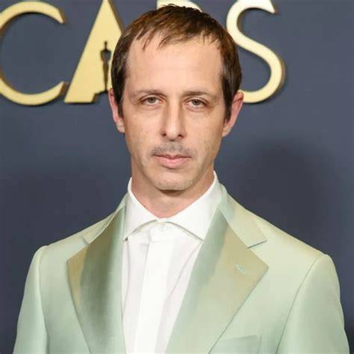 Jeremy Strong Biography, Age, Height, Wife, Net Worth, Family