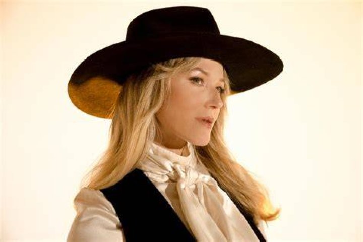 Jewel Performs Signature Hit &ldquo;Hands&rdquo; with Son Kase for The Masked