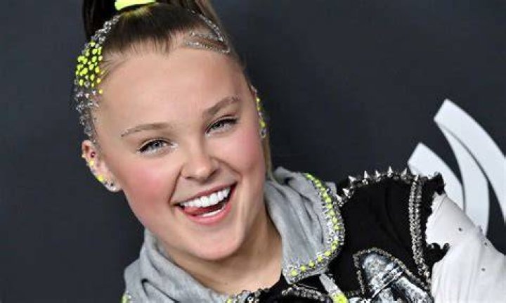 JoJo Siwa&rsquo;s KissInspired Rock Star Look Returns for Her &lsquo;Karma&rsquo; Video