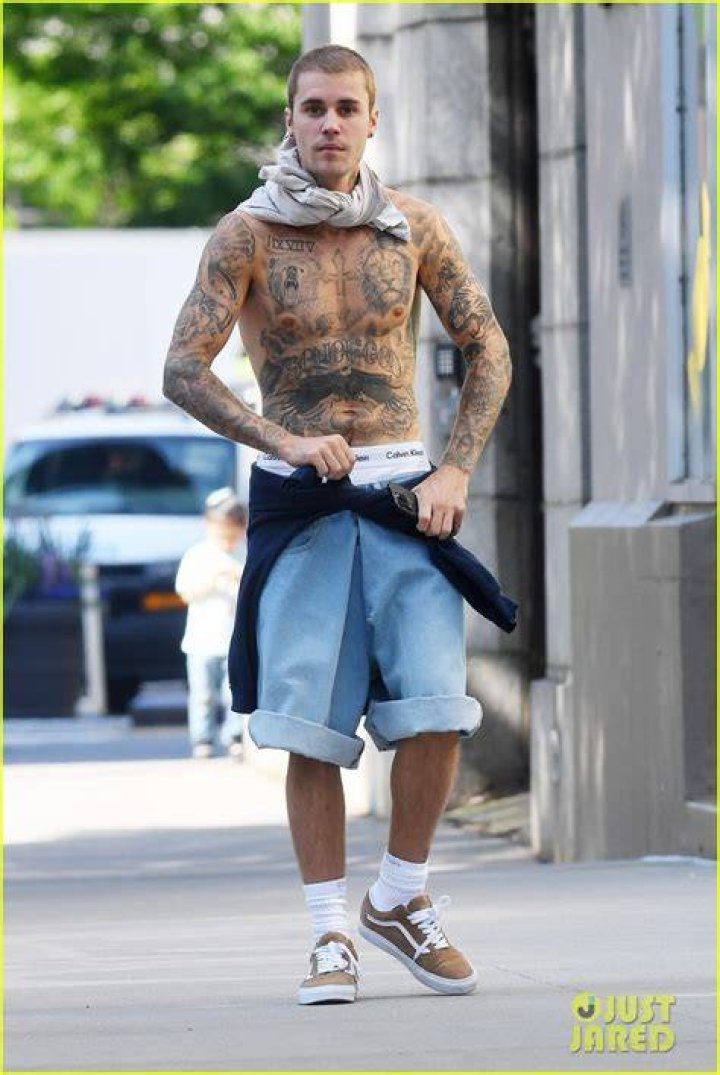 Justin Bieber Shows Off His Body On A Hawaiian Beach & Totally Loves