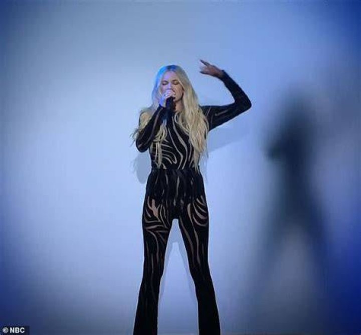 Kelsea Ballerini performs emotional rendition of breakup ballad