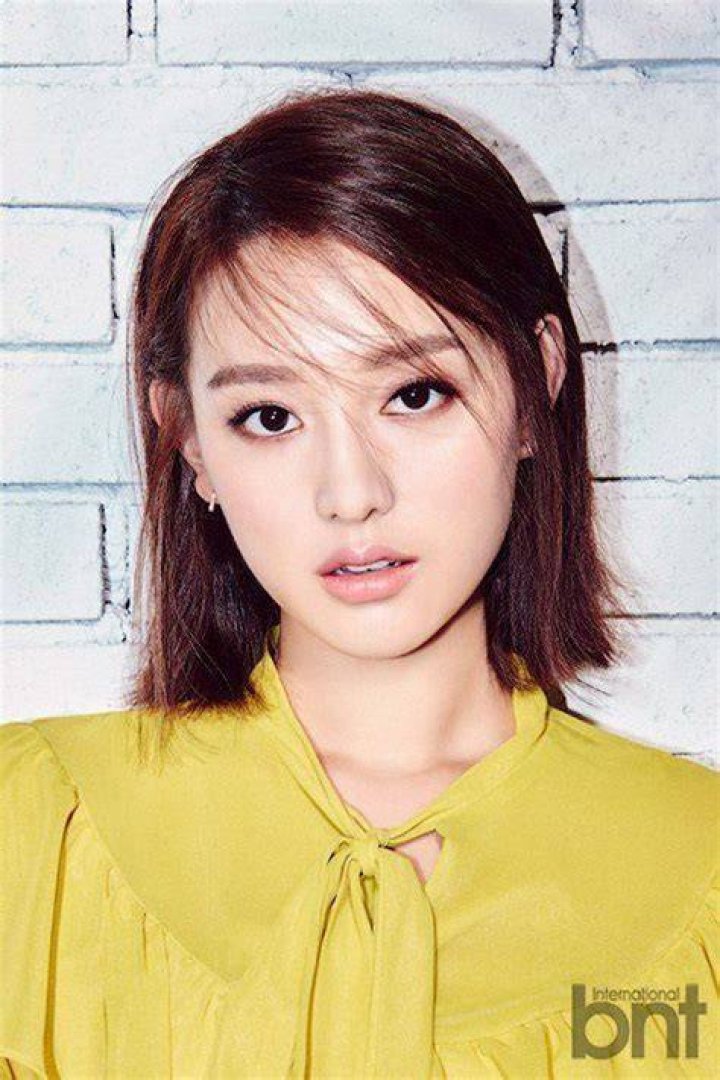 Kim Ji Won reveals ideal type + favorite scene from 'Descendants of the