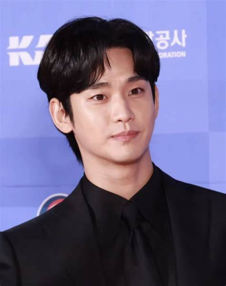 Kim Soo-hyun Honored With Grand Bell Award Popularity Award