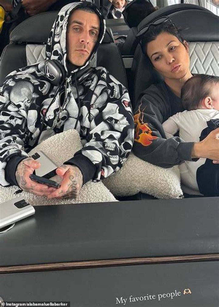 Kourtney Kardashian&rsquo;s Best Baby Bump Moments Through The Years Pics