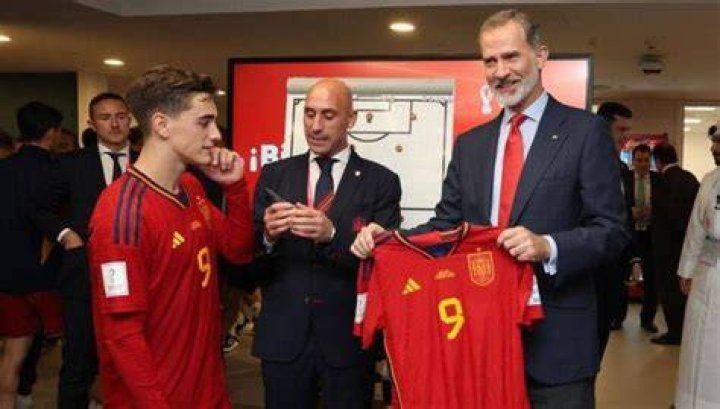 La Casa Real aceptar&iacute;a una relaci&oacute;n de Leonor con el futbolista andaluz