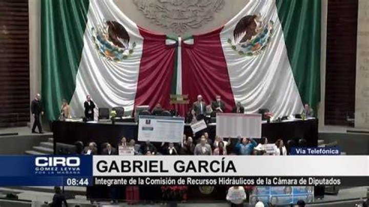 La C&aacute;mara reconoce los 30 a&ntilde;os de trayectoria musical de V&iacute;ctor