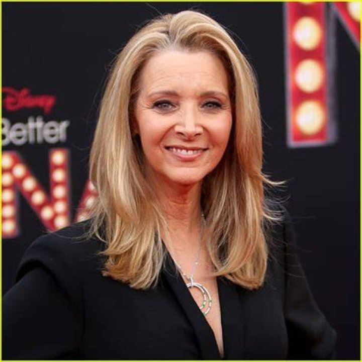 Lisa Kudrow Net Worth 2023 (Forbes) Friends Phoebe Net Worth Club 2023