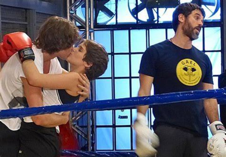 Malha&ccedil;&atilde;o Karina luta com todos os meninos da academia