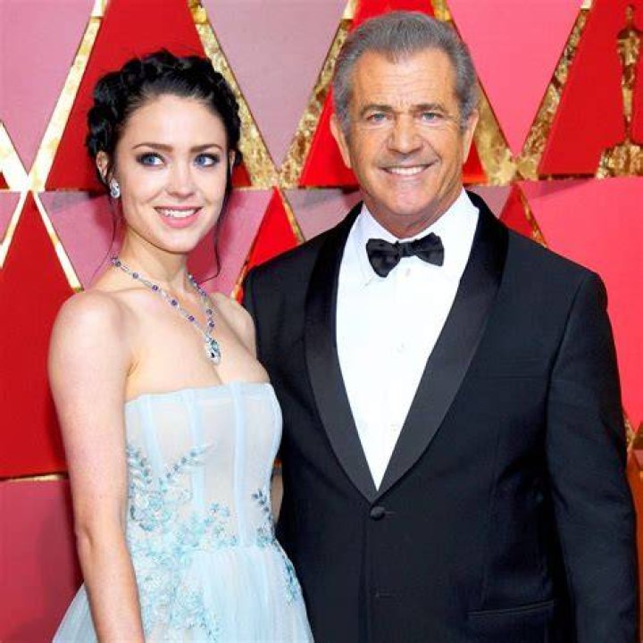 Mel Gibson&rsquo;s Girlfriend, Rosalind Ross, Stuns Postbaby at Oscars 2017