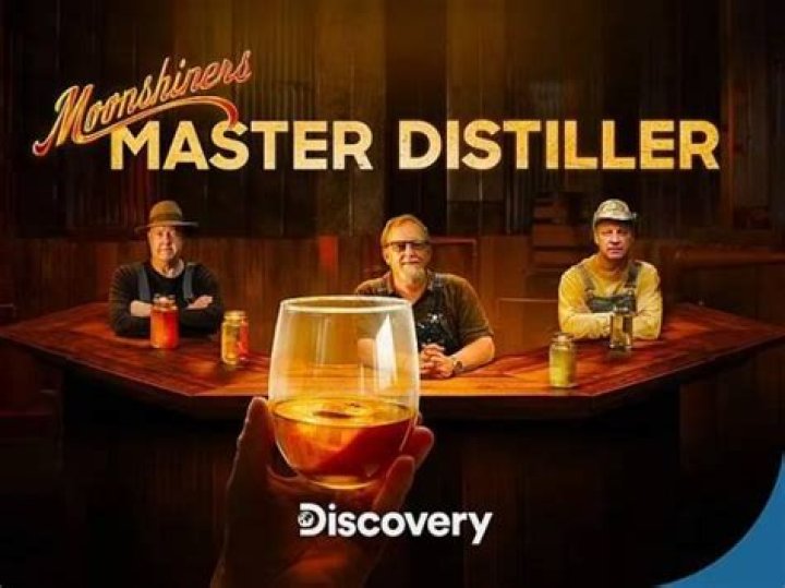Moonshiner's Master Distiller: The Art Of Crafting Apple Pie Perfection