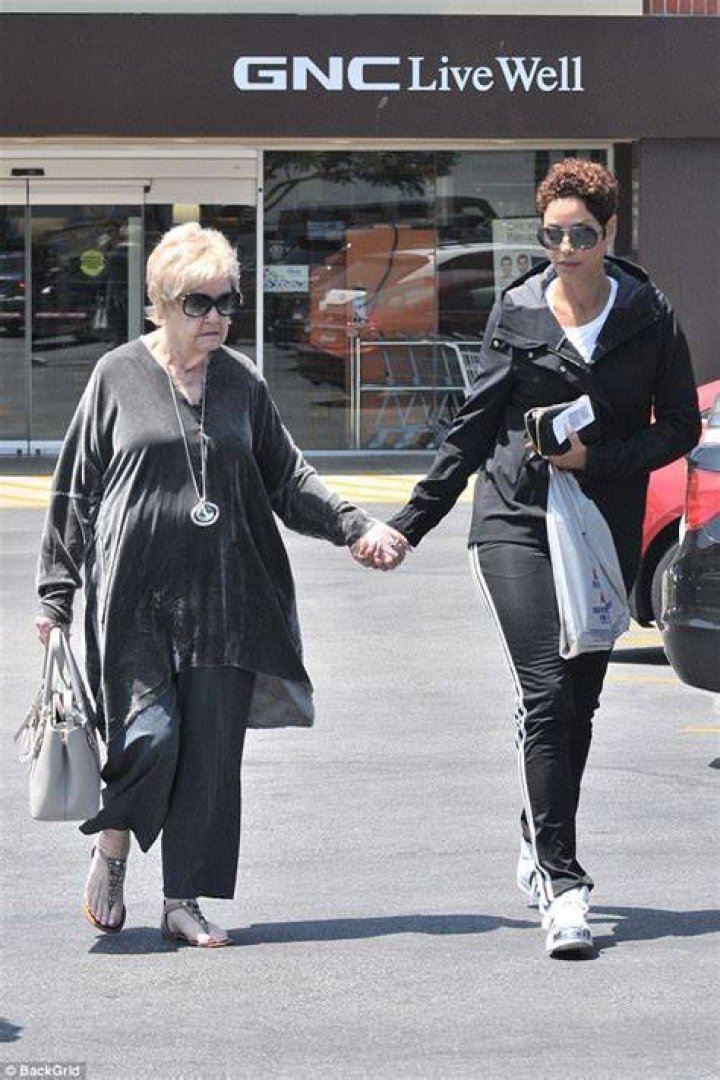 Nicole Murphy holds hands with her mom in Beverly Hills Daily Mail Online