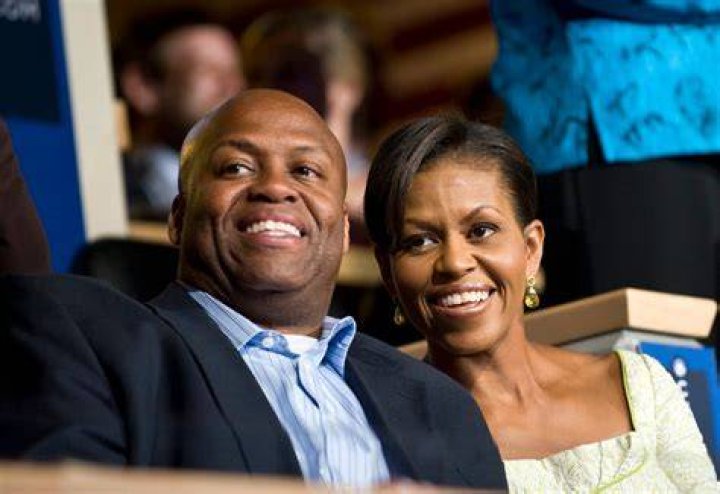Obama Meets Basketball Legend Michael Robinson
