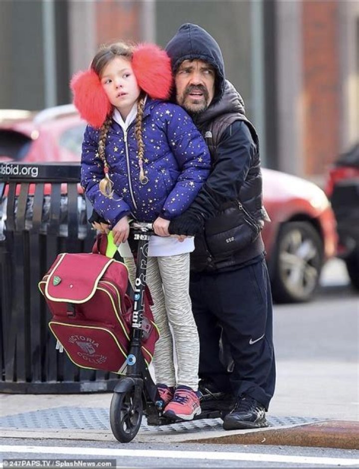 Peter Dinklage i jego c&oacute;rka na hulajnodze Demotywatory.pl