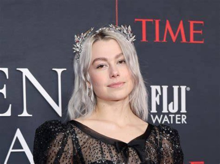 Phoebe Bridgers says &ldquo;fans&rdquo; &ldquo;bullied&rdquo; her on way to father&rsquo;s funeral