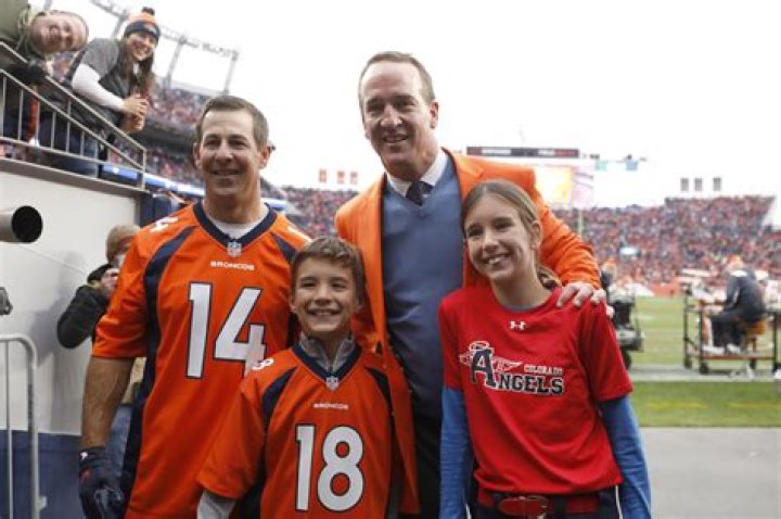 Photos Peyton Manning&rsquo;s 4yearold son joins pregame workout WTOP News