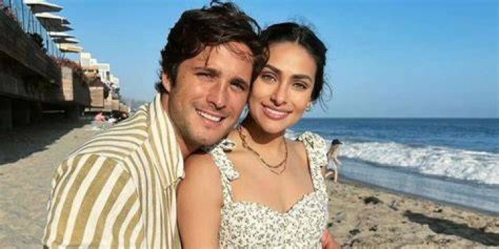 Renata Notni confiesa que lleg&oacute; a sentir 'algo' por su pareja de telenovela