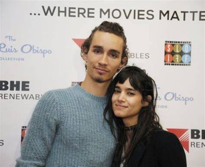 Robert Sheehan Net Worth, Age, Girlfriend, Family, Biography & More